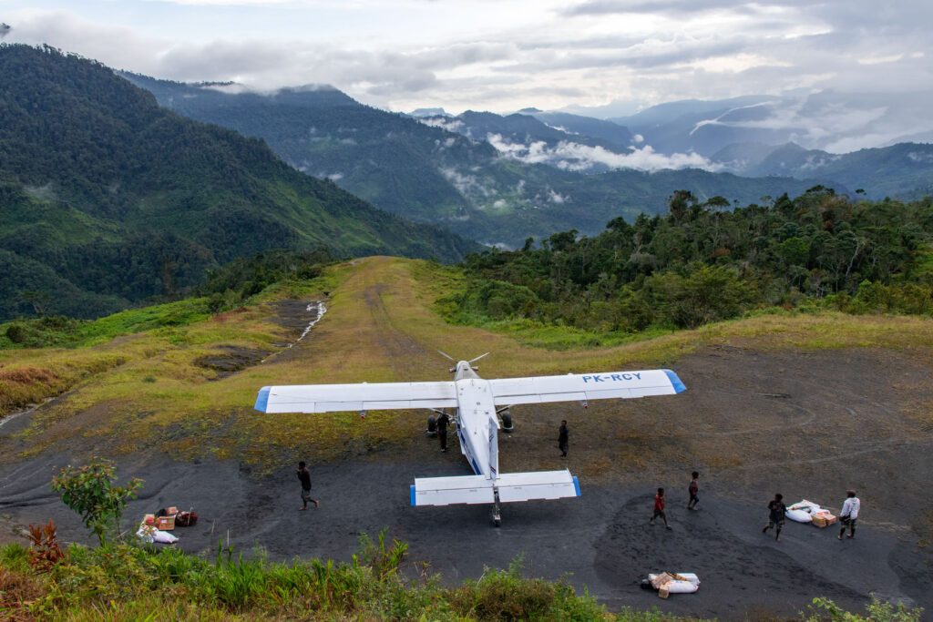 Versorgung aus der Luft in West-Papua – Charter zwischen Bergpisten, Gefahr und Hoffnung